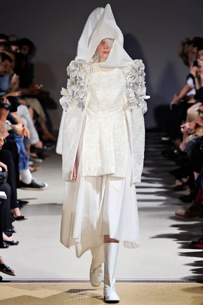 Look 16